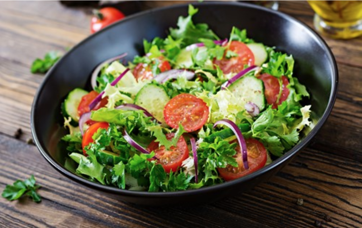 Ensalada de lechuga y pepino con pechuga de pollo en lata y vasito de arroz con lima y albahaca.